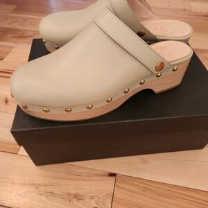 J Crew leather clogs, excellent condition, faded pistachio color, sz 7 1/2